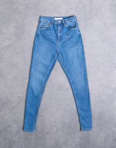 Model wearing Hourglass Jamie high rise skinny jean in vintage blue