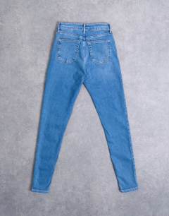 Model wearing Hourglass Jamie high rise skinny jean in vintage blue