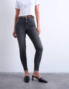 Model wearing Hourglass Jamie high rise skinny jean in washed black