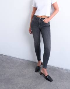 Model wearing Hourglass Jamie high rise skinny jean in washed black