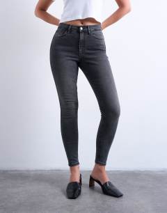 Model wearing Hourglass Jamie high rise skinny jean in washed black
