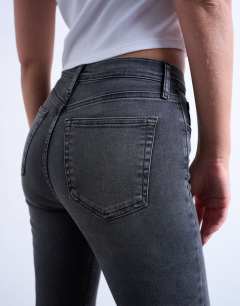 Model wearing Hourglass Jamie high rise skinny jean in washed black