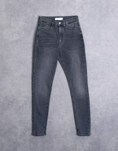 Model wearing Hourglass Jamie high rise skinny jean in washed black