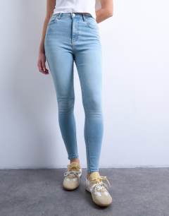 Model wearing Hourglass Jamie skinny high rise jean in bleach
