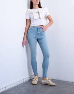 Model wearing Hourglass Jamie skinny high rise jean in bleach