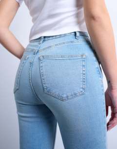 Model wearing Hourglass Jamie skinny high rise jean in bleach