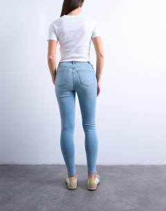 Model wearing Hourglass Jamie skinny high rise jean in bleach