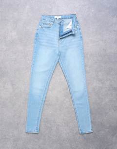 Model wearing Jamie skinny high rise jean in bleach