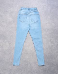 Model wearing Jamie skinny high rise jean in bleach