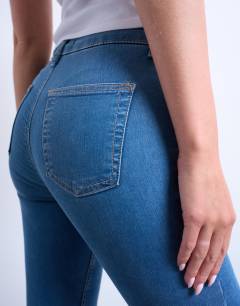 Model wearing Hourglass Joni high rise super skinny jean in mid blue