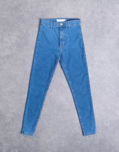 Model wearing Hourglass Joni high rise super skinny jean in mid blue