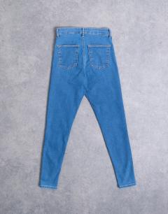 Model wearing Hourglass Joni high rise super skinny jean in mid blue