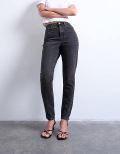 Model wearing Hourglass Original high rise mom jean in washed black 
