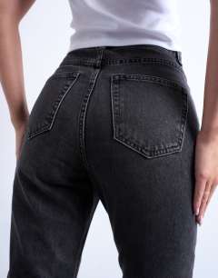 Model wearing Hourglass Original high rise mom jean in washed black 