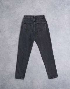 Model wearing Hourglass Original high rise mom jean in washed black 