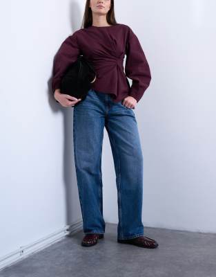 Topshop Hourglass - Relaxed Fit Jeans in Mittelblau mit Schnallenriemen und niedrigem Bund