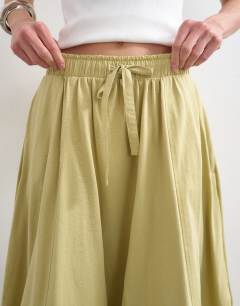 Model wearing Hybrid balloon maxi skirt in khaki