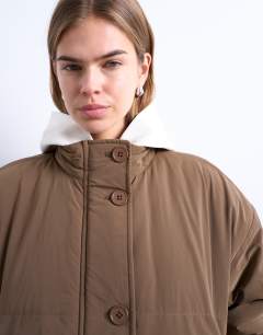Model wearing Hybrid padded jacket in mushroom