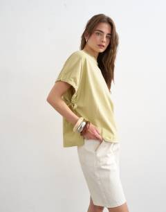 Model wearing Hybrid tie sleeve tee in soft khaki