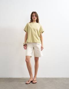 Model wearing Hybrid tie sleeve tee in soft khaki