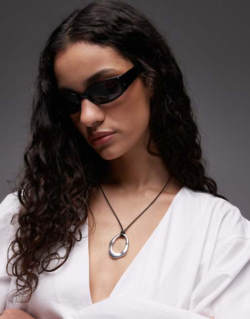 Topshop - Ibiza - Sorte smalle racer-solbriller i slå om-design, 2 af 3