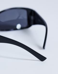 Model wearing Ibiza wrapround rectangle sunglasses in black