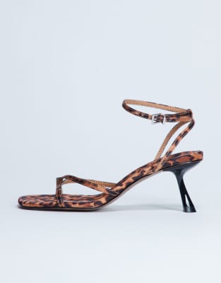 Topshop - Ila - Sandalen mit Leopardenmuster, Zehenschlaufe und mittelhohem Absatz-Brown