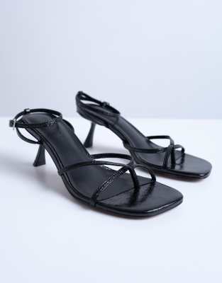 Topshop - Ila - Sandaletten in Schwarz mit mittelhohem Absatz und Zehenschlaufe-Braun