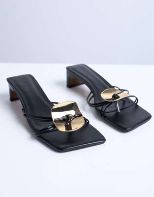 Topshop - Ilaria - Sandalen in Schwarz mit Kitten-Absatz und Metallbesatz