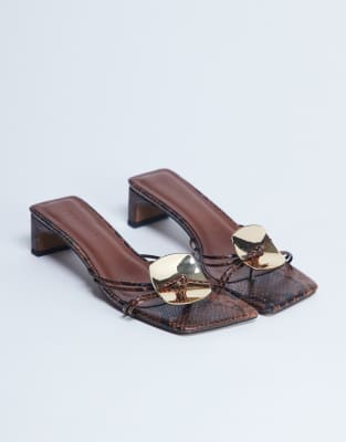 Topshop - Ilaria - Sandalen mit Schlangenleder-Optik, Kitten-Absatz und Metallbesatz-Weiß