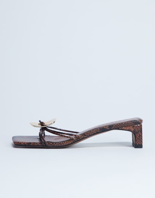 Topshop – Ilaria – Sandalen mit Schlangenleder-Optik, Kitten-Absatz und Metallbesatz, 3 von 4