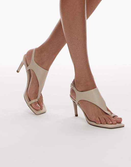 Topshop – Iman – Sandały na obcasie w kolorze złamanej bieli z pętelką wokół palca