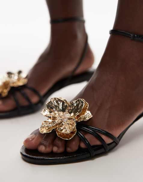 Topshop - Inaya - Sandalen met kitten heel en bandjes in zwart met bloem met goudkleur - view 1