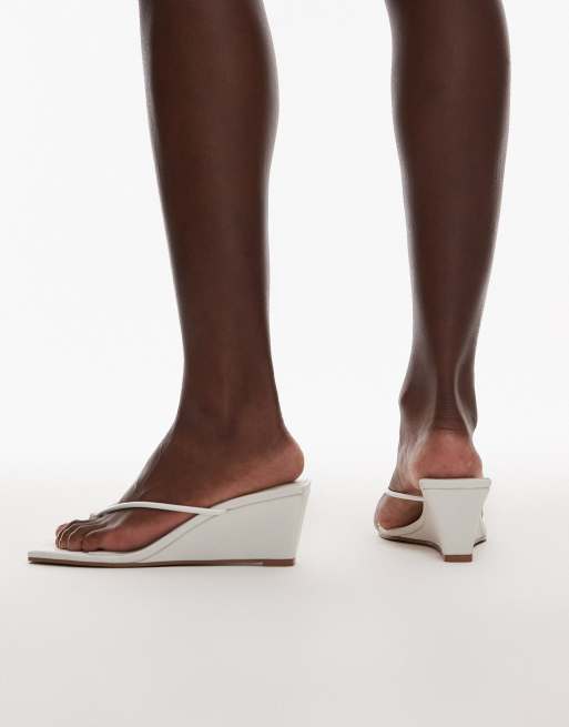 Topshop - Indiana - Vita klacksandaler med kilklackar, 2 av 4