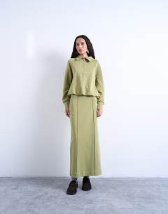 Model wearing Interlock bubble hem polo quarter zip sweat in green