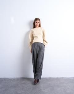 Model wearing Interlock cinch banana sleeve sweat in ecru