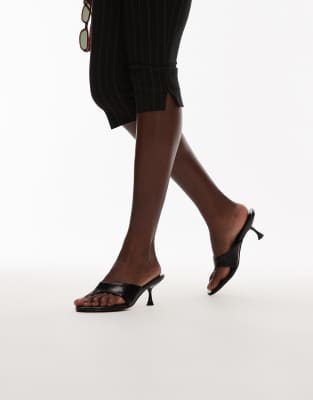 Topshop - Isabella - Zehensteg-Pantolette in Schwarz und mittelhohem Absatz