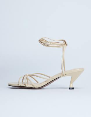 Topshop - Itzel - Sandalen in Buttermilchgelb mit mittelhohem Absatz und Bindedetail