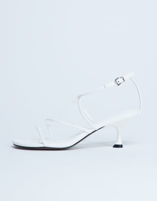 Topshop - Itzia - Riemchen-Sandalen in Schwarz mit mittelhohem Absatz-Weiß