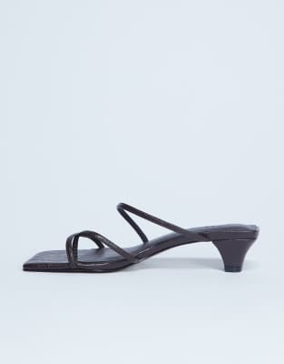 Topshop - Iva - Mules in Schwarz mit Riemchen und Kitten-Absatz-Brown