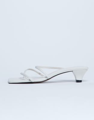 Topshop - Iva - Mules in Weiß mit Riemchen und Kitten-Absatz