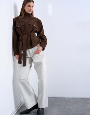 Topshop - Jacke aus Wildlederimitat in Braun mit Stehkragen und niedrigem Gürtel-Brown