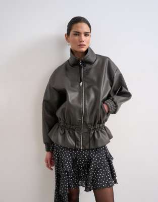 Topshop - Jacke in schwarzer Lederoptik mit Knebelverschluss an der Taille und Stehkragen mit Reißverschluss