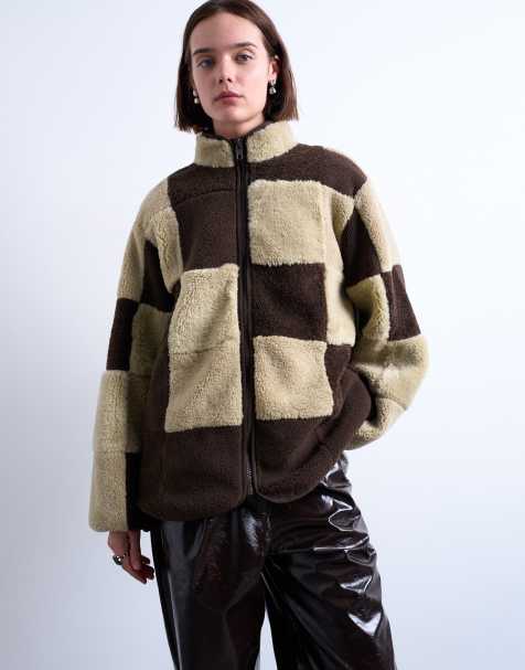 Topshop – Jacke mit Steppfutter und Schachbrettmuster aus Fleece in Braun und Teddyfell in Cremeweiß - view 1
