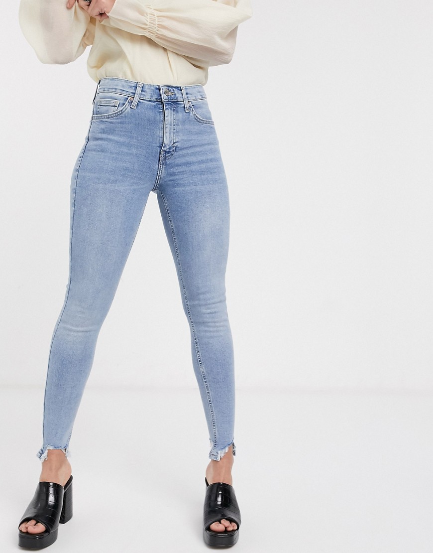 Topshop – Jamie – Blekta jeans med råskuren fåll-Blå