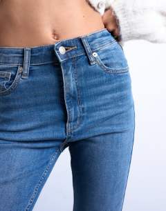 Model wearing Jamie flare high rise jean in mid blue 