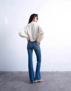 Model wearing Jamie flare high rise jean in vintage blue