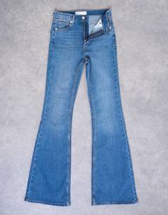 Model wearing Jamie flare high rise jean in vintage blue