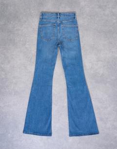 Model wearing Jamie flare high rise jean in vintage blue