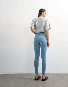 Model wearing Jamie high rise jeans in  bleach